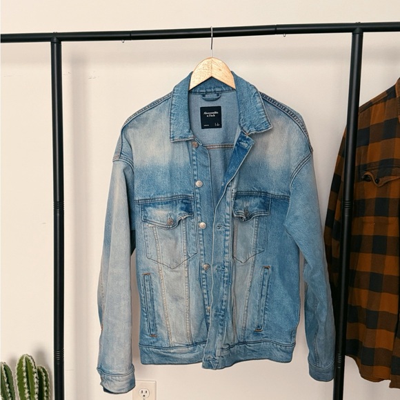 Abercrombie & Fitch Light Wash Denim Jacket - Picture 3 of 6